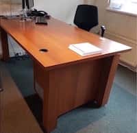 Opkopen kantoormateriaal: bureau met stoel